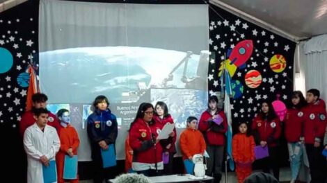 Alumnos de la Base Esperanza conversaron con un astronauta en el espacio