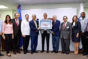INDOTEL reconoce aportes de radioaficionados dominicanos